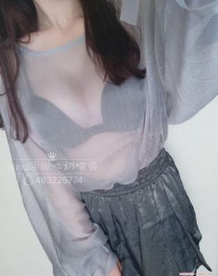 男生一边吃胸一边摸屁股视频